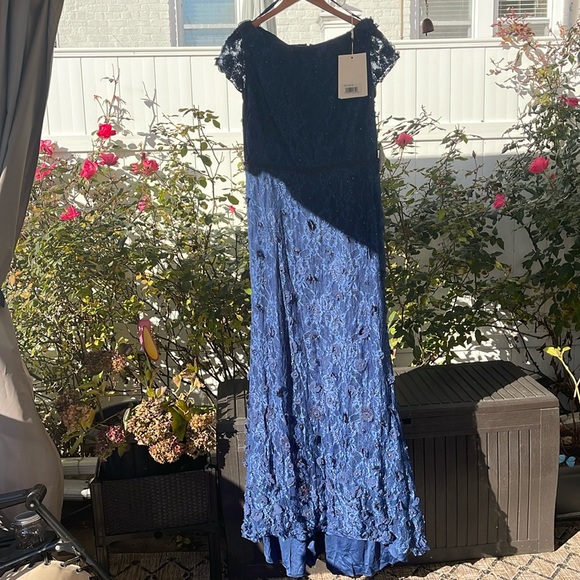 Mac Duggal - Floral Appliqué Boat Neck Short Sleeve Gown - Midnight Size 16 - Picture 3 of 17